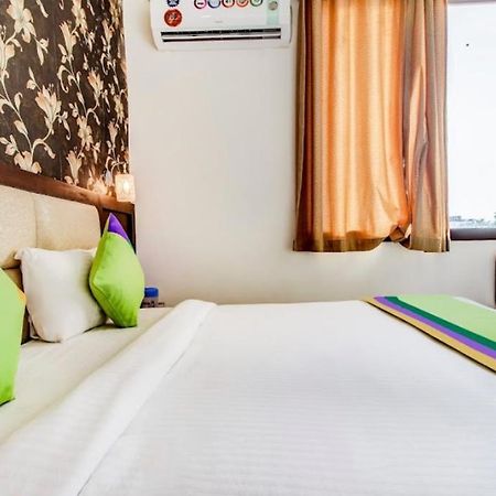 Hotel Blossom Rooms - Fully Ac Tājganj エクステリア 写真