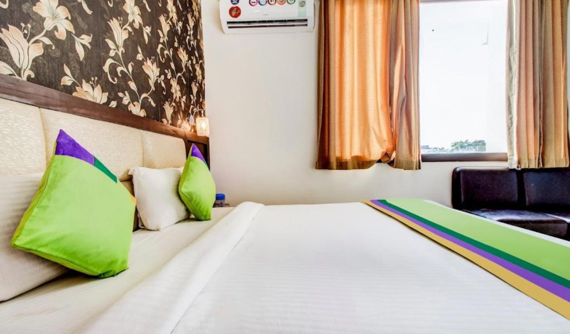 Hotel Blossom Rooms - Fully Ac Tājganj エクステリア 写真