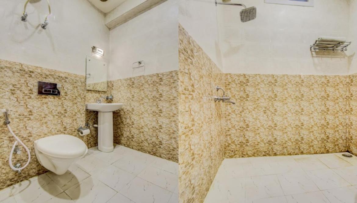 Hotel Blossom Rooms - Fully Ac Tājganj エクステリア 写真