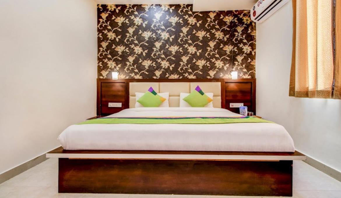 Hotel Blossom Rooms - Fully Ac Tājganj エクステリア 写真