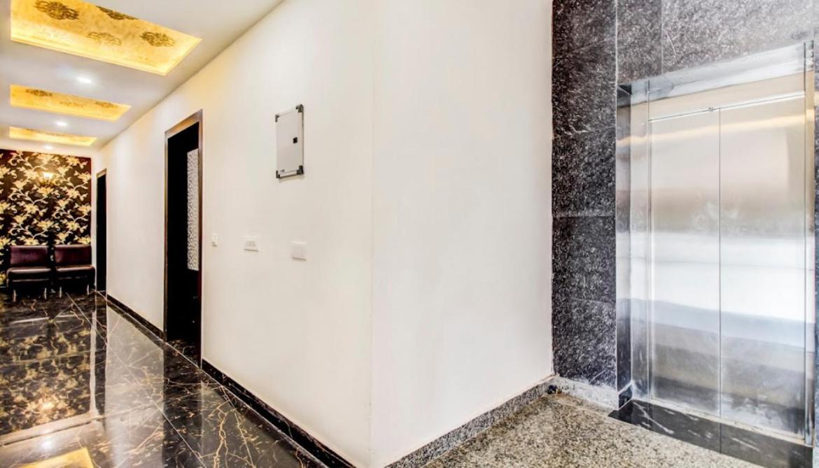Hotel Blossom Rooms - Fully Ac Tājganj エクステリア 写真