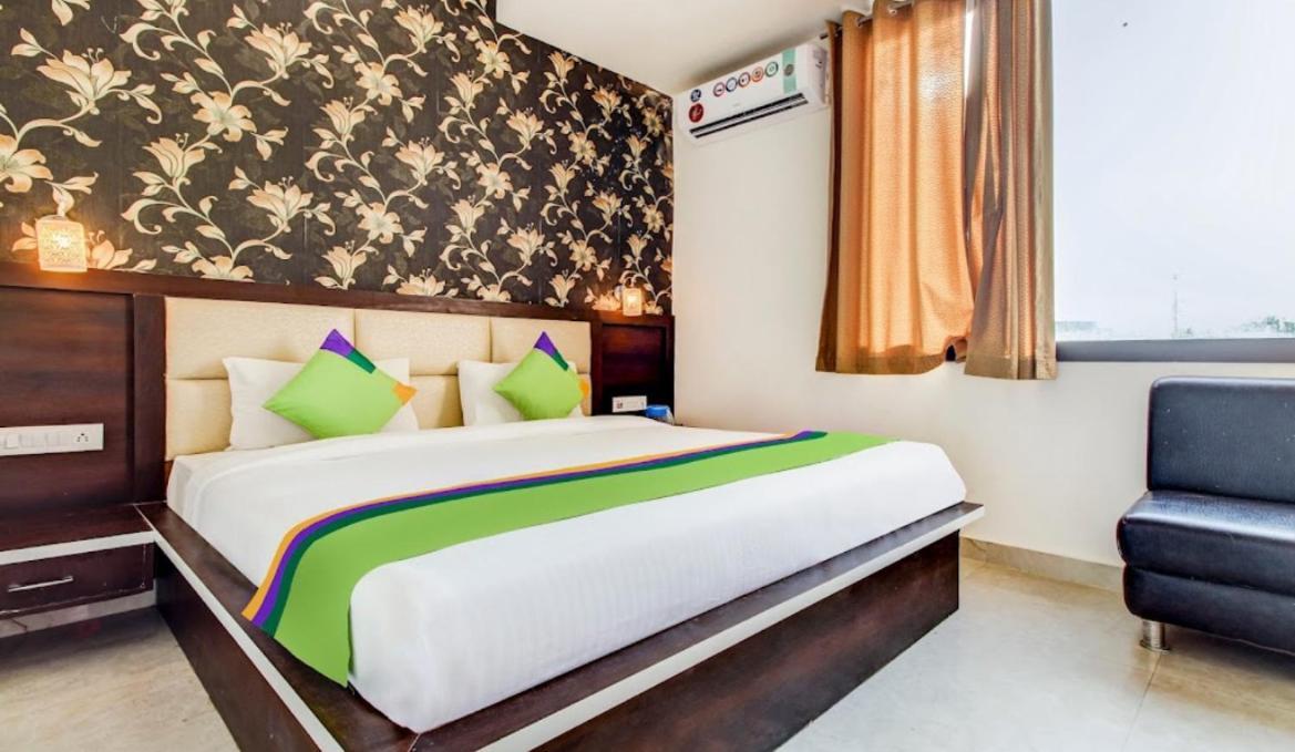 Hotel Blossom Rooms - Fully Ac Tājganj エクステリア 写真